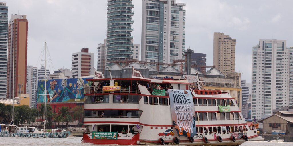 belem:-barqueata-na-baia-de-guajara-marca-inicio-da-cupula-dos-povos