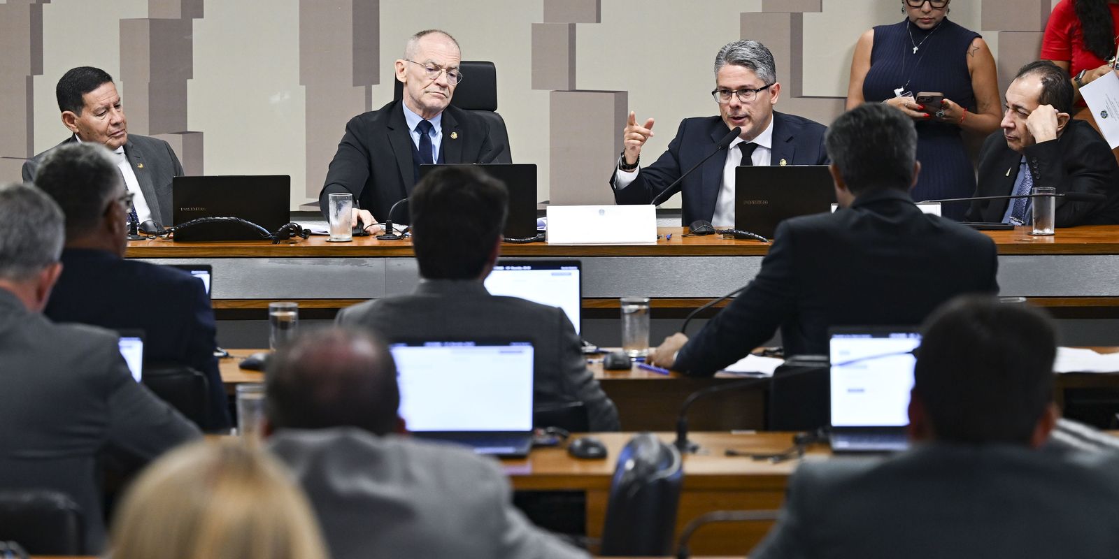 cpi-do-crime-aprova-pedido-para-investigar-beneficiarios-do-master