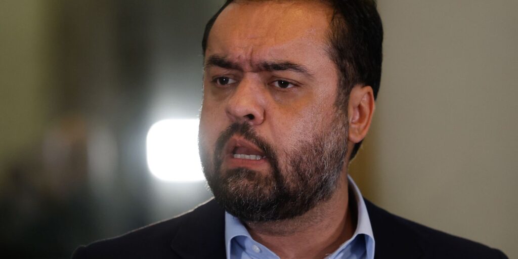 claudio-castro-diz-que-sai-do-governo-do-rio-“de-cabeca-erguida”