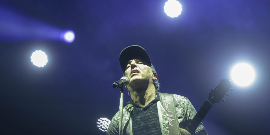 prestes-a-completar-60-anos,-zeca-baleiro-lanca-coletanea-de-musicas