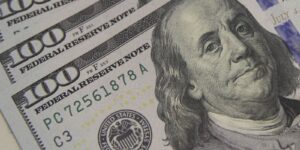 dolar-cai-para-r$-5,01,-e-bolsa-renova-recorde-com-ajuda-do-exterior