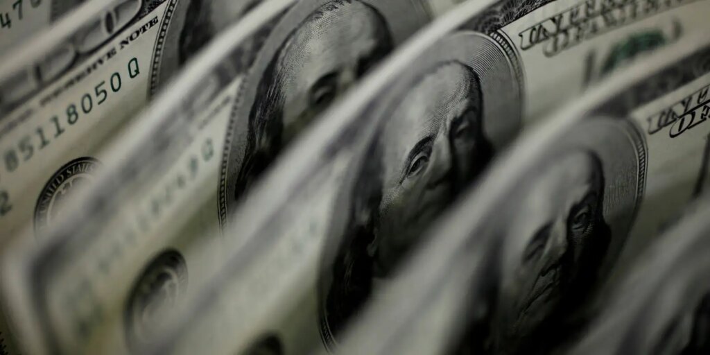 dolar-cai-a-r$-4,91-e-fecha-no-menor-valor-em-27-meses
