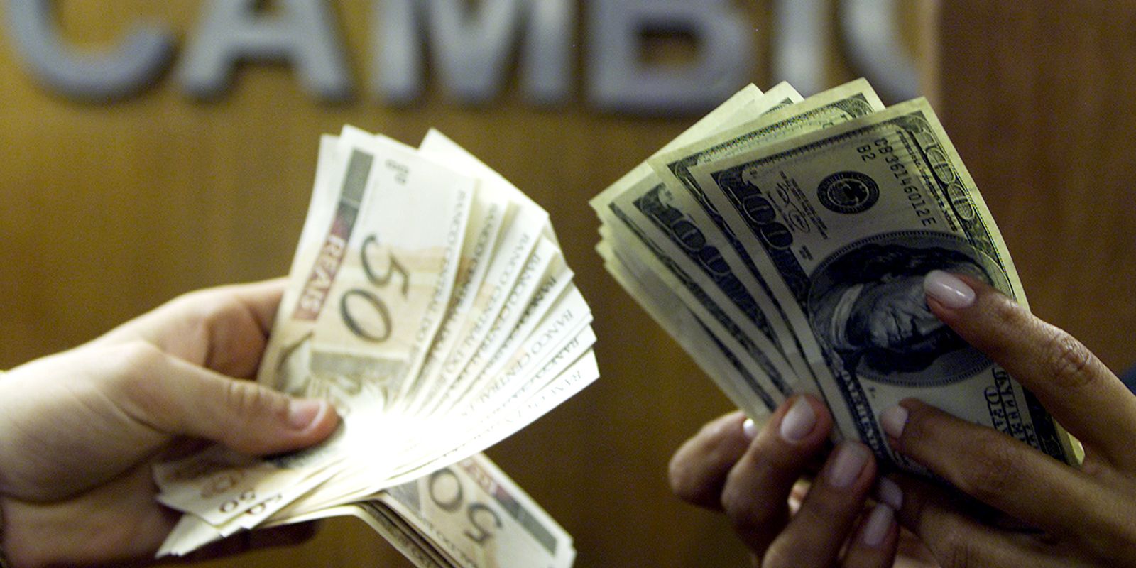 dolar-cai-e-fecha-abaixo-de-r$-5,-apos-recuo-de-trump-no-ira
