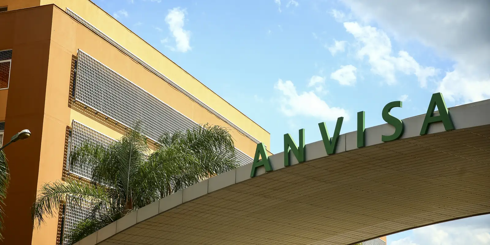 anvisa-suspende-lote-de-medicamentos-para-hipertensao-e-cancer-de-mama
