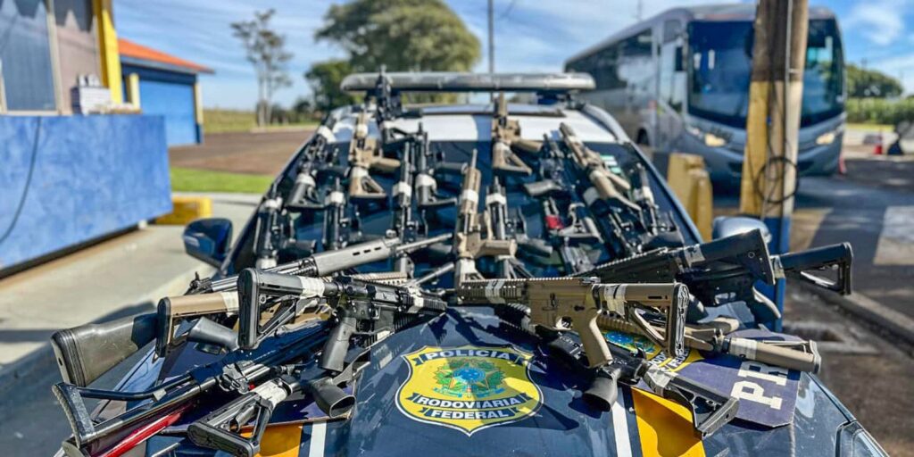 prf-apreende-26-fuzis-durante-abordagem-a-caminhao-no-parana
