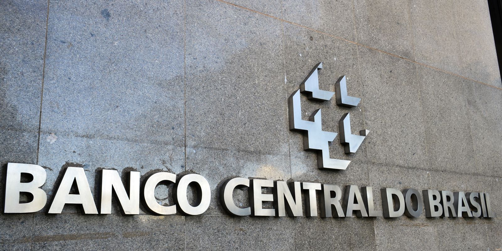 receita-federal-e-banco-central-sao-autorizados-a-realizar-concursos