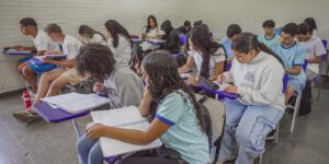 brasil-melhora-desempenho-escolar-no-longo-prazo,-mas-patamar-e-baixo