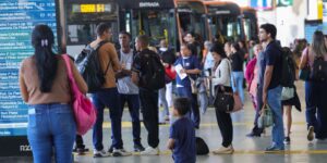 setor-de-servicos-fica-estavel-em-julho-e-sobe-2,4%-em-12-meses