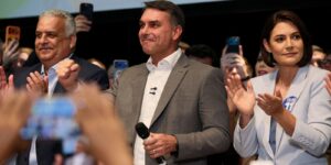 flavio-bolsonaro-recebe-apoio-de-partidos-e-fala-em-mudar-constituicao