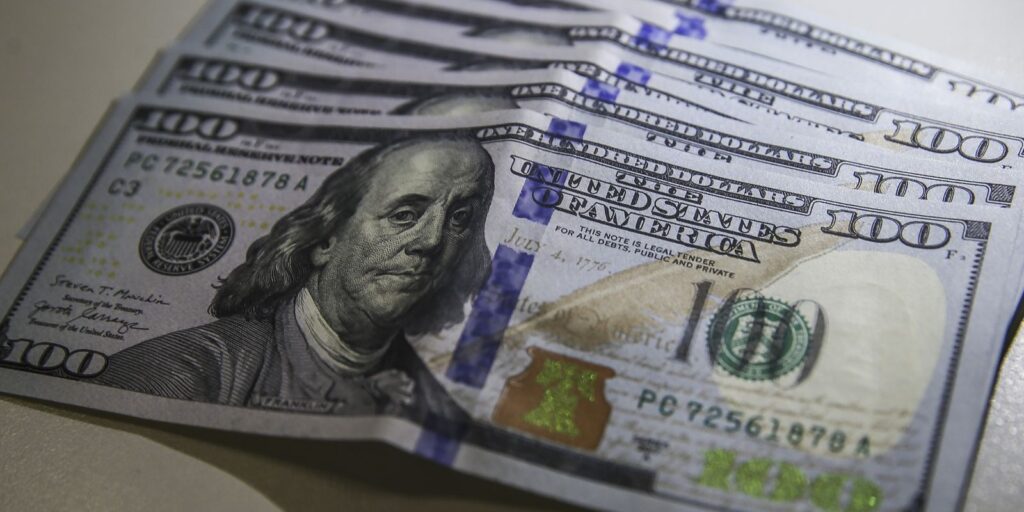 dolar-volta-a-r$-5-com-ambiente-externo-e-ajuste-pos-eleitoral