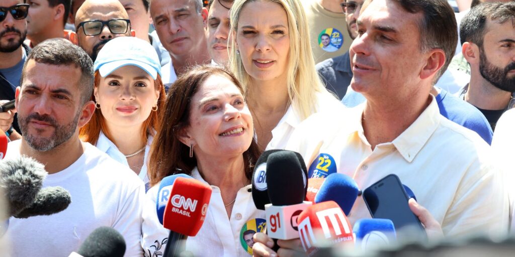 flavio-bolsonaro-diz-que-vai-manter-bolsa-familia-e-farmacia-popular