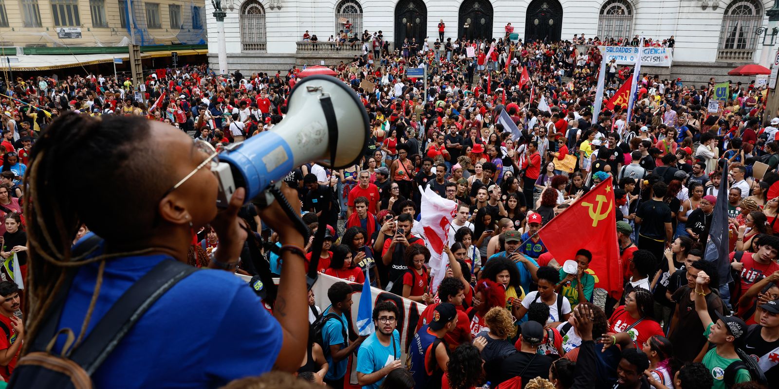 estudantes-fazem-atos-pelo-pais-em-apoio-a-lula