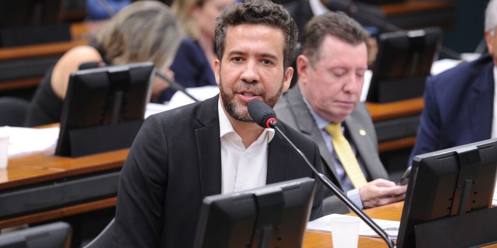 janones-denuncia-censura-em-decisao-do-tse-contra-“exercito-do-lula”