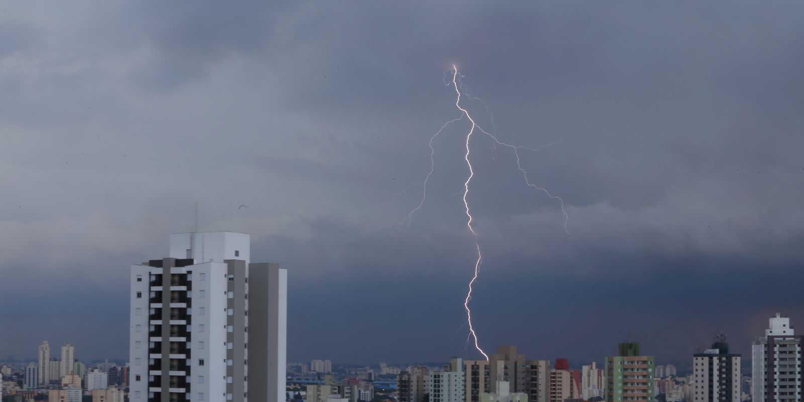 sao-paulo-tera-mais-chuvas-fortes-no-fim-da-tarde-desta-quinta-(15)