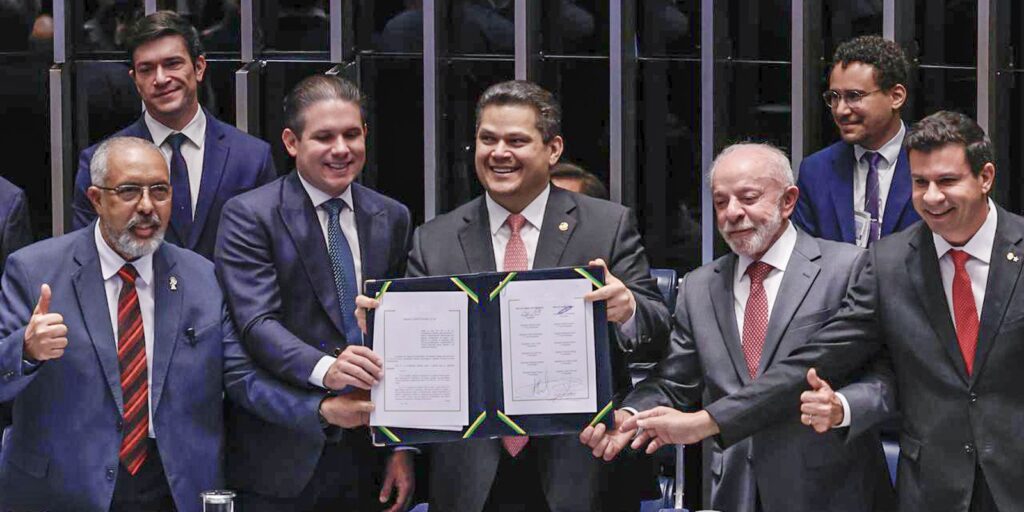 alcolumbre-homenageia-paim-no-fim-da-6×1;-entenda-motivo
