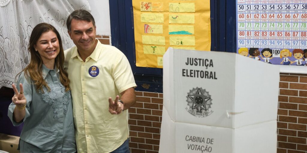 ao-votar-no-rio-de-janeiro,-flavio-diz-que-representa-a-mudanca
