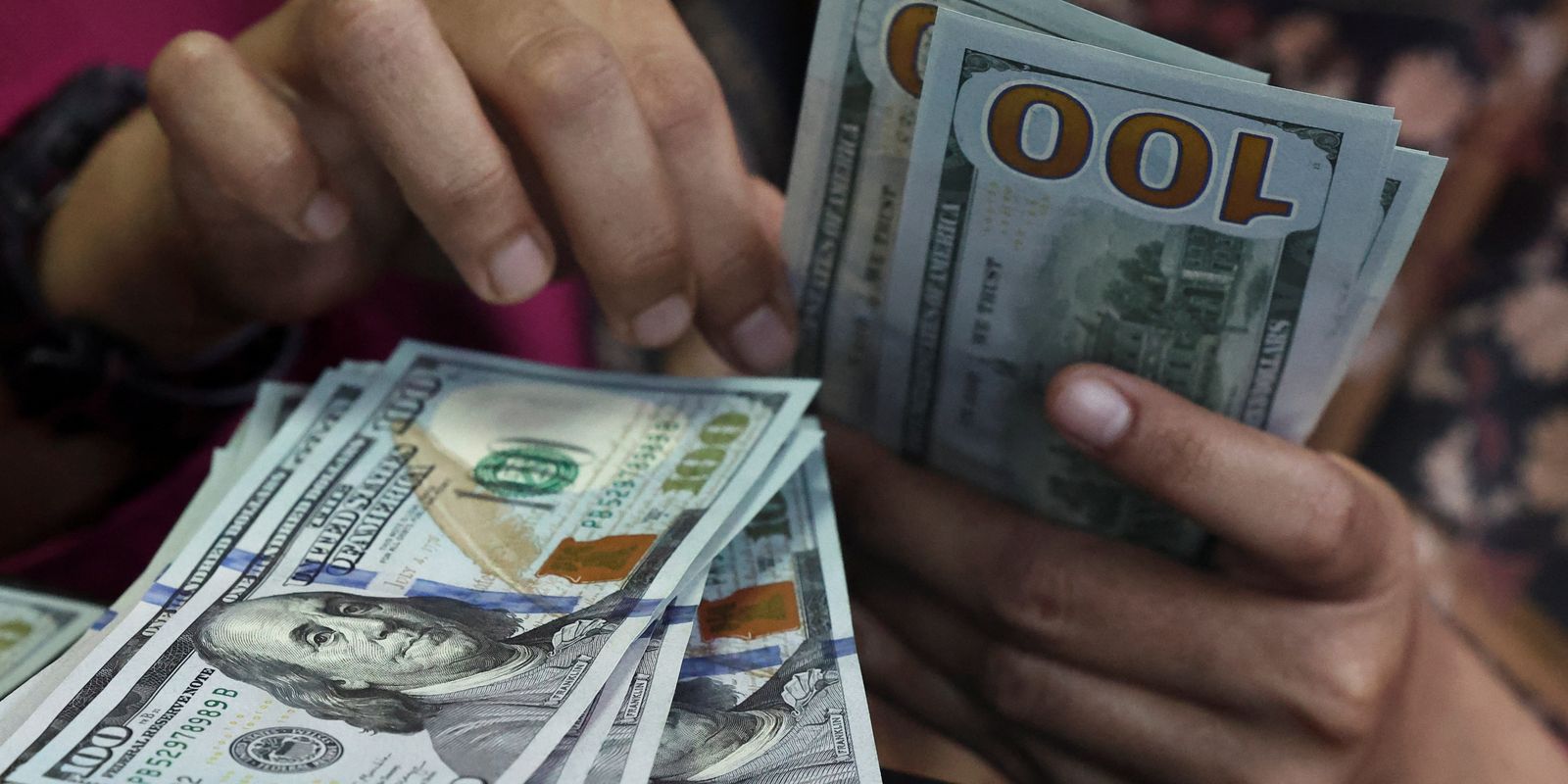 dolar-cai-quase-1%,-e-ibovespa-recua-apos-tombo-eleitoral
