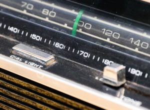 dia-do-radio:-a-invencao-que-resiste-ao-tempo-e-sua-legiao-de-fas