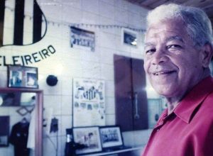 morre-o-barbeiro-que-moldou-o-topete-do-rei-pele