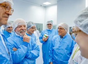 lula-visita-fabrica-que-fornece-19-milhoes-de-produtos-ao-sus