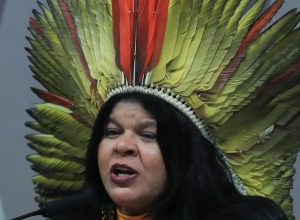 sonia-guajajara-apresenta-melhoras,-mas-continua-internada-em-sp