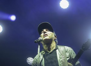 prestes-a-completar-60-anos,-zeca-baleiro-lanca-coletanea-de-musicas