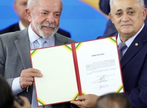 jose-guimaraes-assume-ministerio-e-fala-em-“derrotar-o-fascismo”