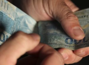 caixa-e-bb-liberam-abono-salarial-para-nascidos-em-marco-e-abril