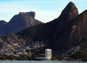 operacao-policial-deixa-visitantes-“ilhados”-em-cartao-postal-do-rio