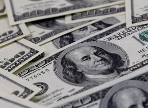 dolar-cai-para-r$-4,98,-e-bolsa-sobe-em-dia-de-alivio