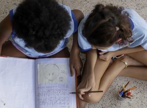 metade-dos-estudantes-nao-ve-debate-antirracista-na-escola,-diz-estudo