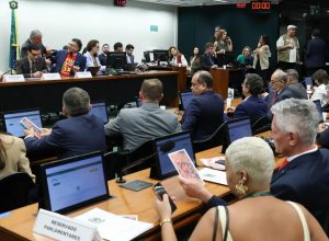oposicao-critica-pec-do-fim-da-escala-6×1-durante-votacao-na-comissao