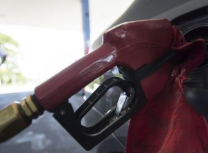 com-nova-alta-mundial-do-petroleo,-governo-mantem-desconto-na-gasolina