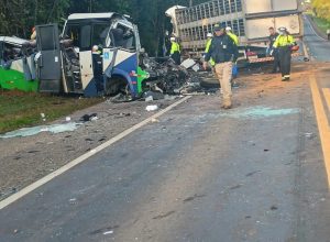 corpos-das-vitimas-de-acidente-no-parana-sao-retirados-da-pista