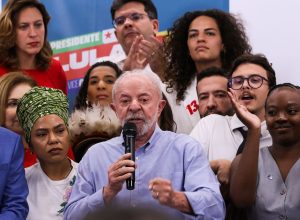 lula-cobra-flavio-bolsonaro-sobre-apoio-ao-fim-da-escala-6×1