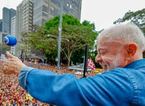 ato-pela-reeleicao-de-lula-leva-milhares-a-avenida-paulista