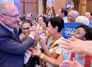 em-aparecida,-alckmin-pede-isencao-da-justica-eleitoral