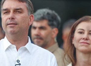 flavio-bolsonaro-participa-de-missa-na-catedral-de-brasilia