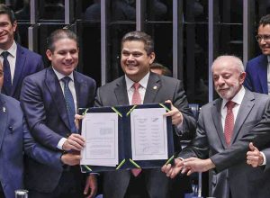 alcolumbre-homenageia-paim-no-fim-da-6×1;-entenda-motivo