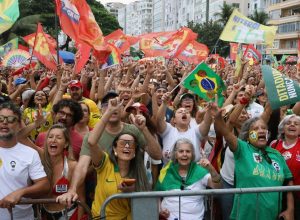 ato-em-apoio-a-democracia-e-a-lula-reune-milhares-no-rio-e-brasilia