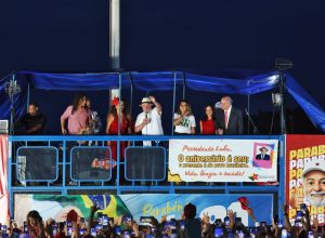 “ato-vergonhoso”,-diz-lula-sobre-fuga-de-flavio-bolsonaro