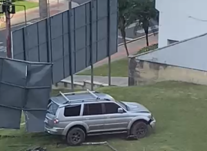 Carro-vira-trator-destroi-placas-no-Centro-de-Criciuma-e