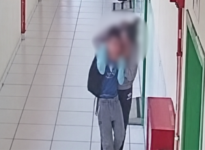 Mulher-e-investigada-por-agressao-contra-crianca-dentro-de-escola-em-Criciuma-2048x1075