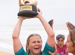 SORAIA ROCHA É CAMPEÃ MUNDIAL DE BODYBOARD NA CATEGORIA MASTER - Aos 53 anos, a atleta de Laguna