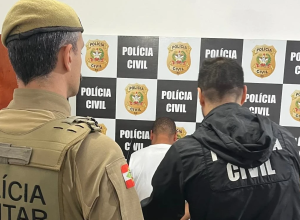 Suspeito-entra-em-carro-de-desconhecida-para-fugir-e-acaba-preso