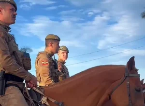 pm-mostra-drone-cavalos-treino-tatico-florianopolis
